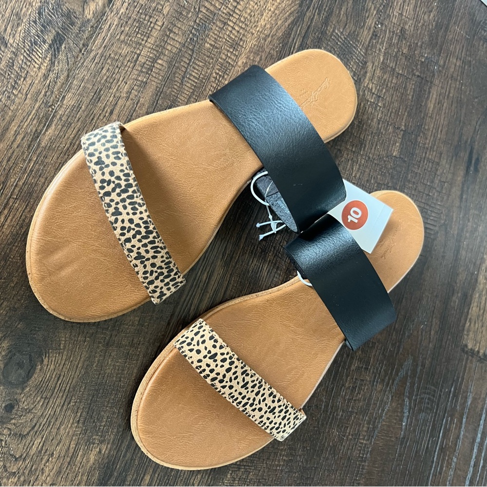 Universal Thread Women’s Sandals Size 10.  NWT